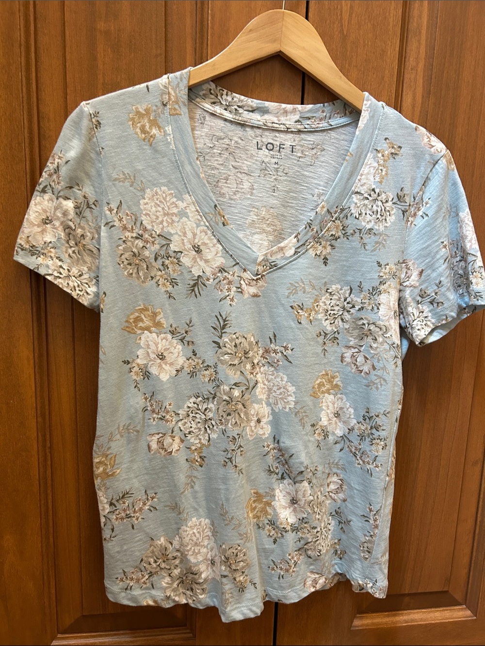 LOFT Light Blue Floral V-Neck Short Sleeve cotton Tee size medium